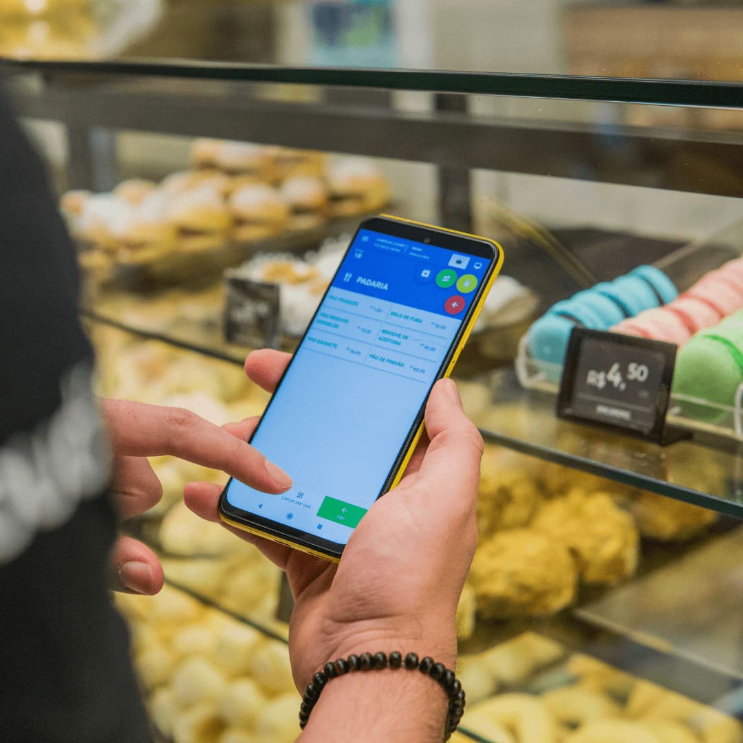 Usuário conferindo estoque via dispositivo mobile