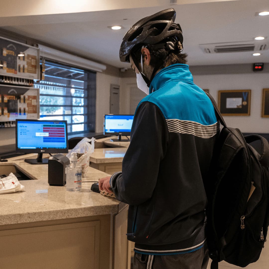 Entregador retirando o pedido do cliente. integrado com APP delivery