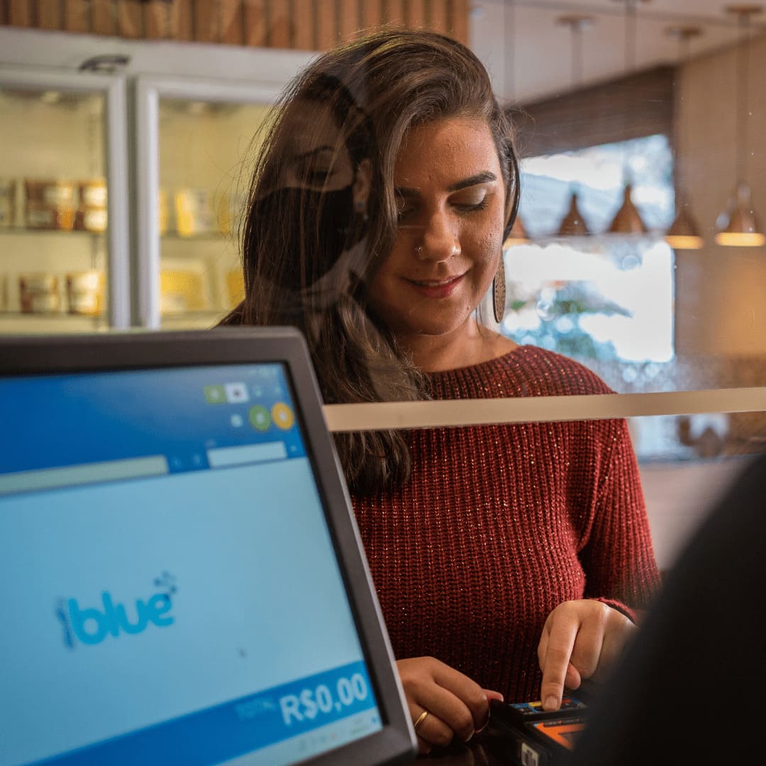 Frente de Caixa E.R.P. Full recebendo pagamento do cliente