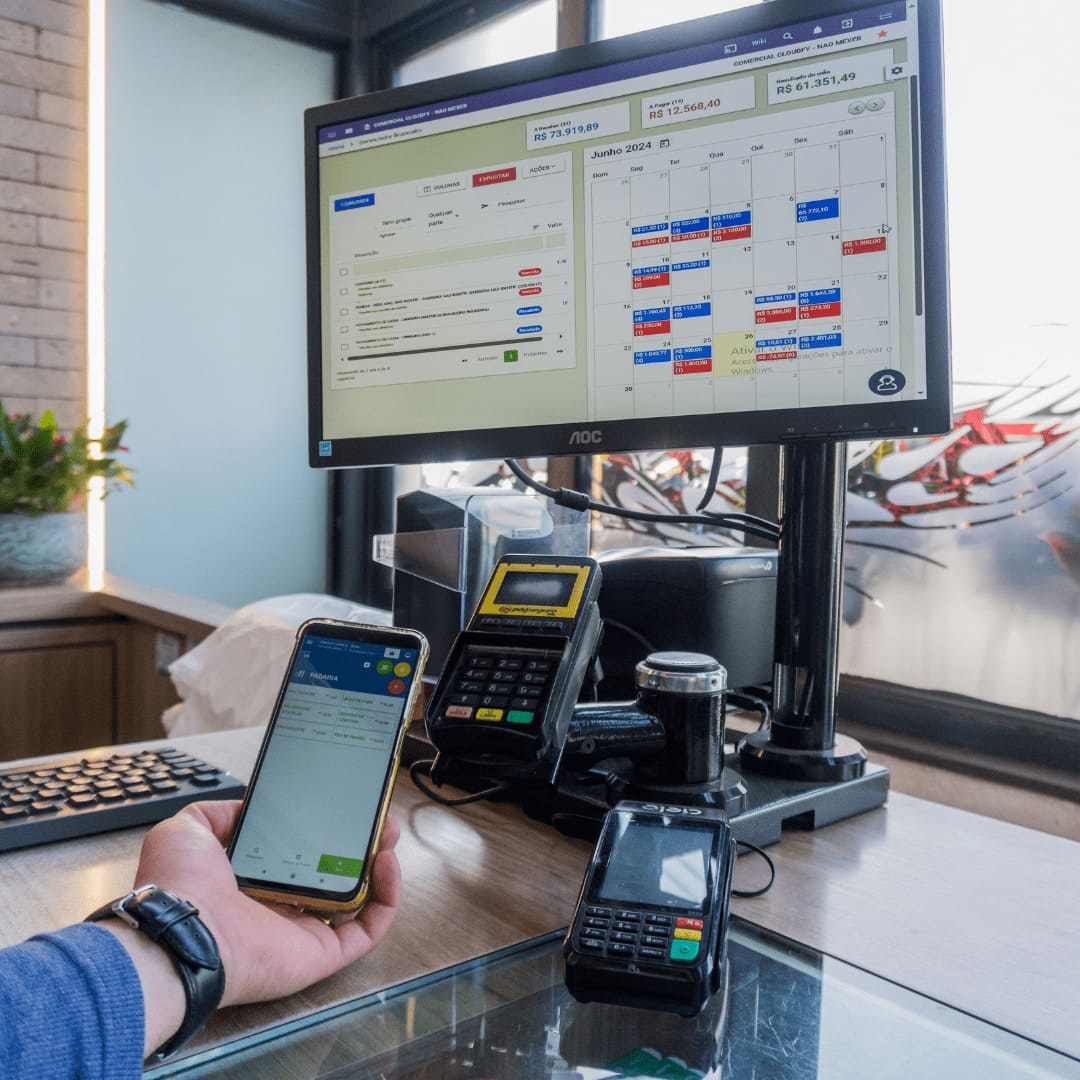 Sistema de gestão multiplataforma CLoufy em dispositivo mobile e desktop