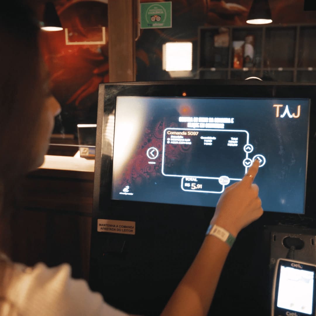 Cliente utilizando totem de autoatendimento E.R.P. Full
